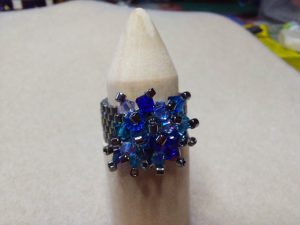 Igelring mit grauer Ringschiene und Igel in Blautönen