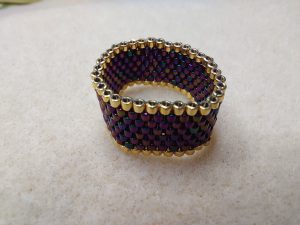 Ring in dunkellila mit Rand