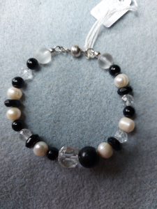 Armband im Natursteinmix in schwarz-weiß