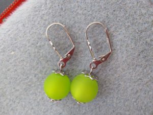 Ohrringe mit Polaris Kugeln in neongrün