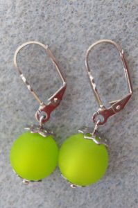 Ohrringe mit Polaris Kugeln in neongrün, Verschluß aus Edelstahl, in vielen anderen Farben erhältlich