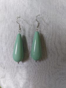 Ohrringe in Brinenform aus Kunstharz in grün