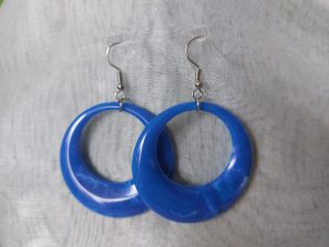 Ohrringe Hoop aus Harz in Königsblau marmoriert