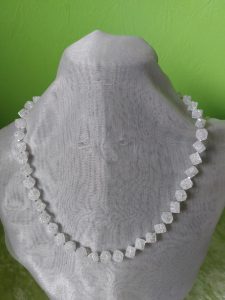 Bergkristallwürfel mit kleinen Hämatitwürfeln