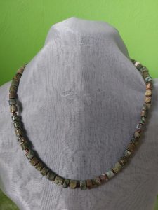 Rhyolit Kette mit Hämatit Scheiben und kleinen Blüten