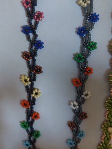 zwei Blümchenarmbänder