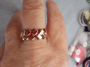 Halftila Ring, kleine schräg angeordnete Rechtecke in Roségold, zweireihig, aus Glasperlen