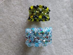 2 Ringe, dehnbar (Gummi), in hellblau und grüntönen, aus Glasperlen