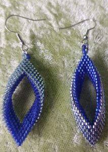 Ohrringe in Rautenform, gedreht, eine Seite hellblau, die andere Seite Königsblau, aus Glasperlen, Verschluß aus Edelstahl