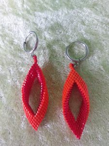 Ohrringe in Rautenform, gedreht, eine Seite rot, die andere Seite orange, aus Glasperlen, Verschluß aus Edelstahl