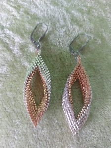 Ohrringe in Rautenform, gedreht, eine Seite silberfarben, die andere Seite goldfarben, aus Glasperlen, Verschluß aus Edelstahl