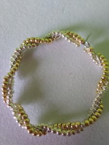 Creolen in silberfarben und goldfarben, gedreht, aus Glasperlen, Creolen aus Edelstahl