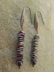 Ohrringe aus silberfarbenen aufgereihten Waves mit Kugel als Abschluß, aus Hämatit, Verschluß aus Edelstahl