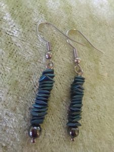 Ohrringe aus dunkelblauen aufgereihten Waves mit Kugel als Abschluß, aus Hämatit, Verschluß aus Edelstahl