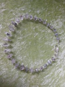 Kette aus grossen länglichen Bergkristall Splitten mit Einschlüssen, dazwischen kleine Bergkristall Kugeln