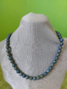 Kette mit blaugrünen Drusenachat Kugeln, dazwischen blaugrüne Hämatit Waves