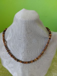 Kette aus Tigerauge Linsen und Kugeln mit kleinen kupferfarbenen Hämatit Würfeln dazwischen