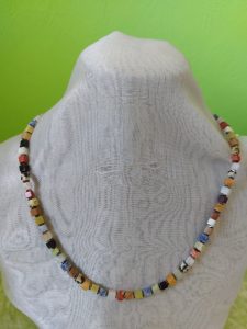 Kette aus bunten Würfeln im Steinemix, dazwischen antrazitfarbene Hämatit Waves