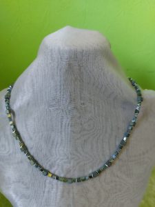 grüne Hämatit Kette aus Würfeln und silberfarbenen Waves