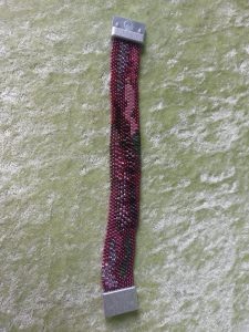 Elegantes Freestyle Armband in pinktönen gehalten, aus Glasperlen, mit flachem Magnetverschluß