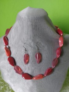 Kette aus zarten rottönen mit grossen Glasperlen und kleinen goldfarbenen Scheiben mit passenden Ohrringen