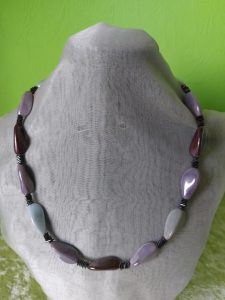 Kette aus zarten lilatönen mit grossen Glasperlen und Hämatit Waves in antrazit