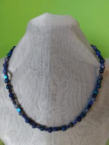 Kette mit Kugeln und Würfeln in dunkelblau aus Lapis, Achat, Hämatit und Jaspis