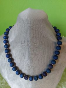 Kette mit blauen Drusenachat Kugeln, dazwischen silberfarbene Hämatit Waves