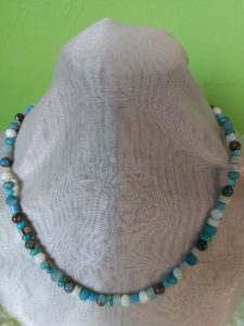 Kette mit Kugeln und Würfeln in hellblau aus Hämatit, Achat, Quarzit, Jade, Perlmutt und Regalit