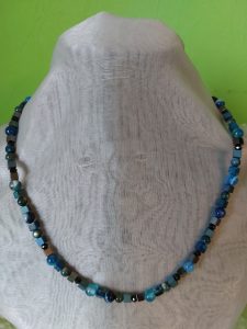 Kette mit Kugeln und Würfeln in blautönen aus Hämatit, Achat und Jaspis