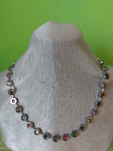 Kette aus silberfarbenen Hämatit Donuts, gefüllt mit Polaris Kugeln im Farbmix, dazwischen kleine Hämatit Stäbchen in silberfarben