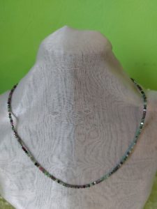 kleine schöne Kette aus Rubin mit Zoisit Würfelchen dazwischen kleine Hämatit Würfel