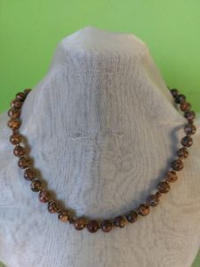 Kette aus braun marmorierten Naturstein Kugeln, dazwischen Hämatit Blumen, mit Karabinerverschluß in goldfarben