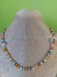 bunte helle Kette aus Glasscheiben und weißen Kugeln in Katenauge Optik