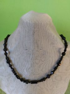 schwarze Kette im Form-Mix aus Glas mit Karabiner und Verlängerungskette aus Edelstahl