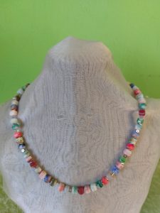 Kette aus schönen bunten marmorierten Glaswürfeln mit Hämatit Waves und Blüten und Glasrondellen