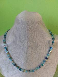 wunderschöne blautönige Kette aus unterschiedlichen Würfeln, Scheiben, Blüten, Stäbchen und Rondellen als Zwischenteilen, aus Glas und Hämatit