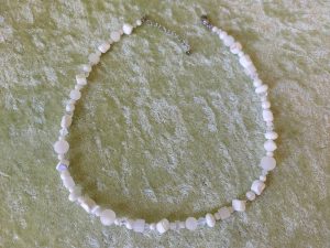 weiße Kette im Form-Mix aus Glas mit Karabiner und Verlängerungskette aus Edelstahl