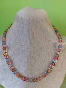 Kette aus schönen bunten Glaswürfeln mit Hämatit Waves