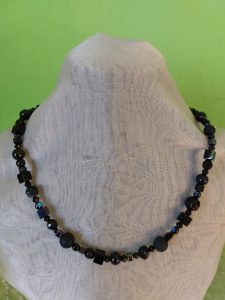 schwarze Kette im Form-Mix aus Glas mit Karabiner und Verlängerungskette aus Edelstahl