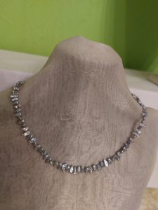 Kette aus hellblau gefärbten Süßwasserperlen, oval, an der kurzen Seite aufgereiht