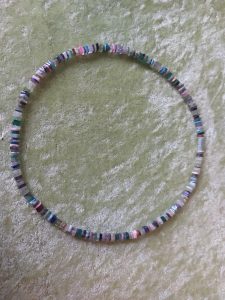 Kette aus Natursteinscheiben aneinender gereiht mit Magnetverschluß