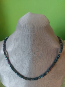 Hämatit Kette, Waves grün bis blau, matt und glänzend im Wechsel und antrazitfarbene Kugeln dazwischen