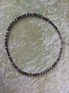 Kette aus antrazitfarbenen Hämatit Würfeln, dazischen farbige Naturstein Rondelle